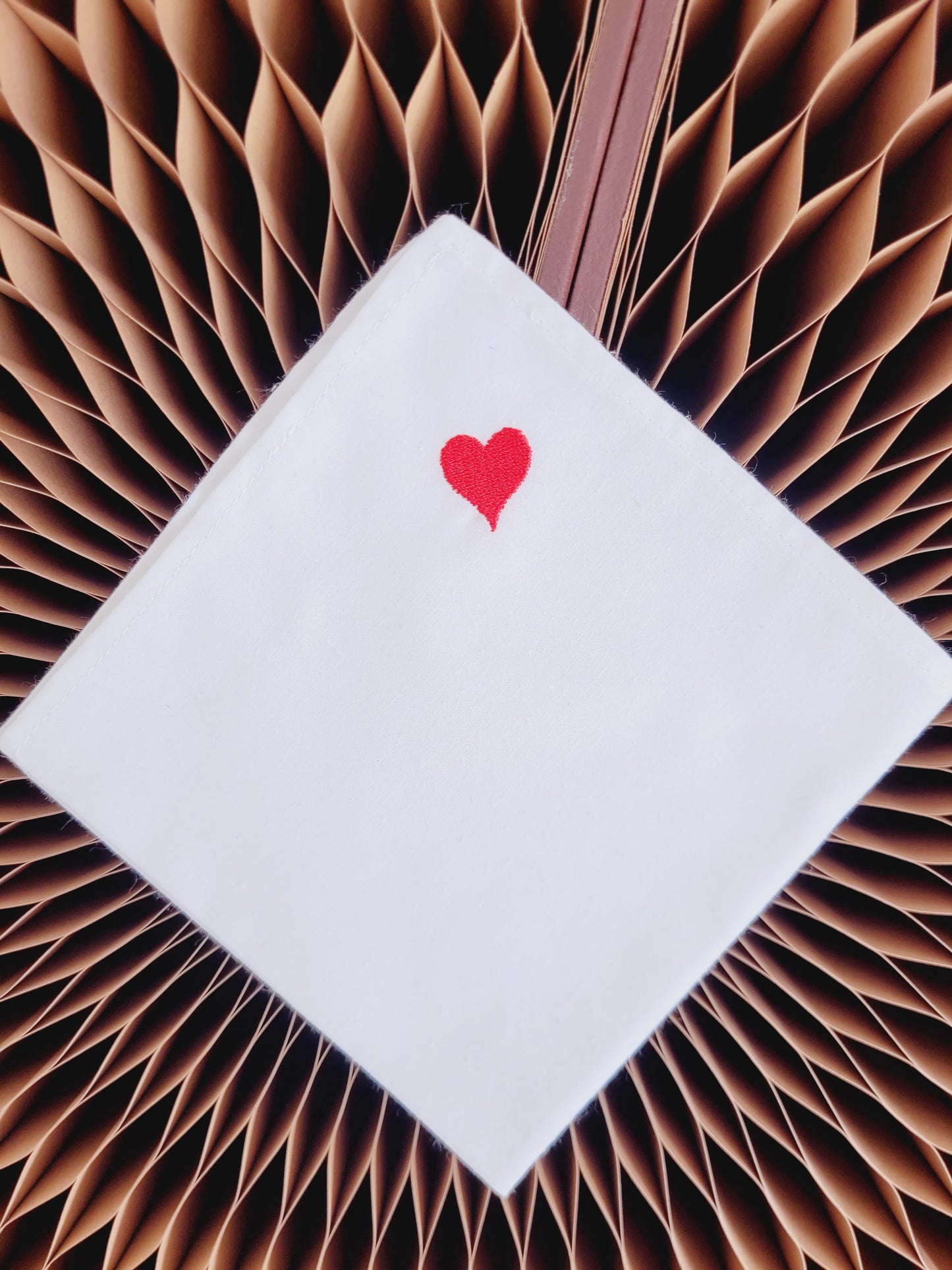 Mouchoir en tissu broderie coeur rouge simple
