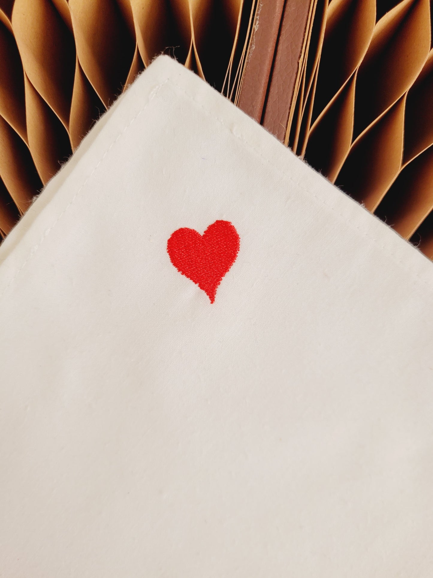 Mouchoir en tissu broderie coeur rouge simple