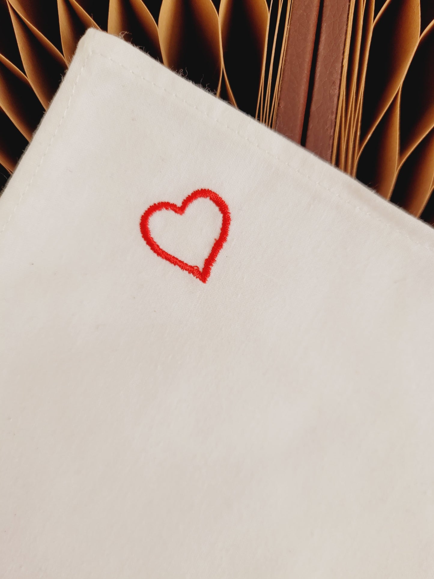 Mouchoir en tissu broderie coeur rouge ajouré