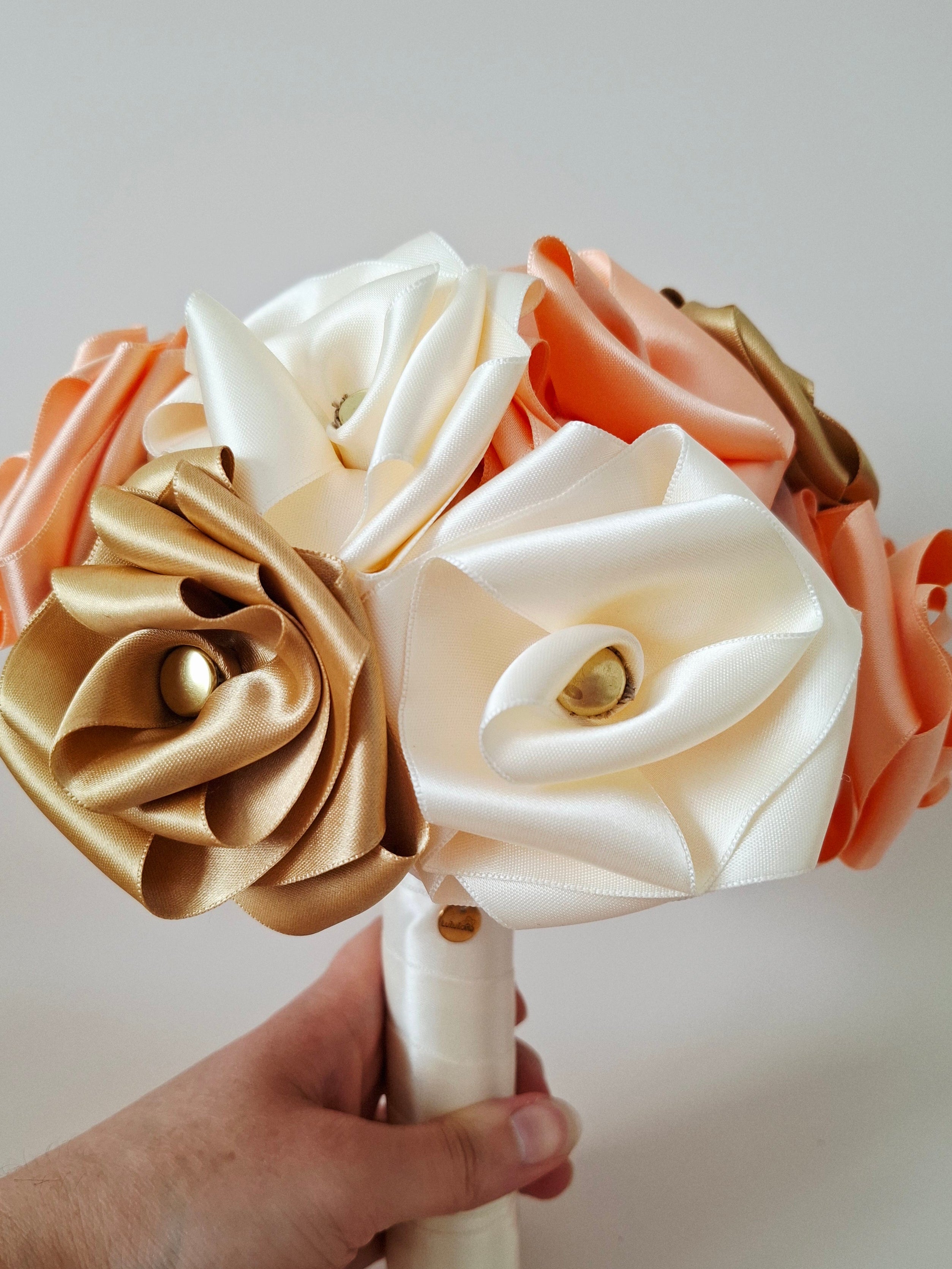 Bouquet_de_mariee_main rose_tissu_satin_mariage ivoire doré abricot