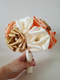 Bouquet_de_mariee_main rose_tissu_satin_mariage ivoire doré abricot