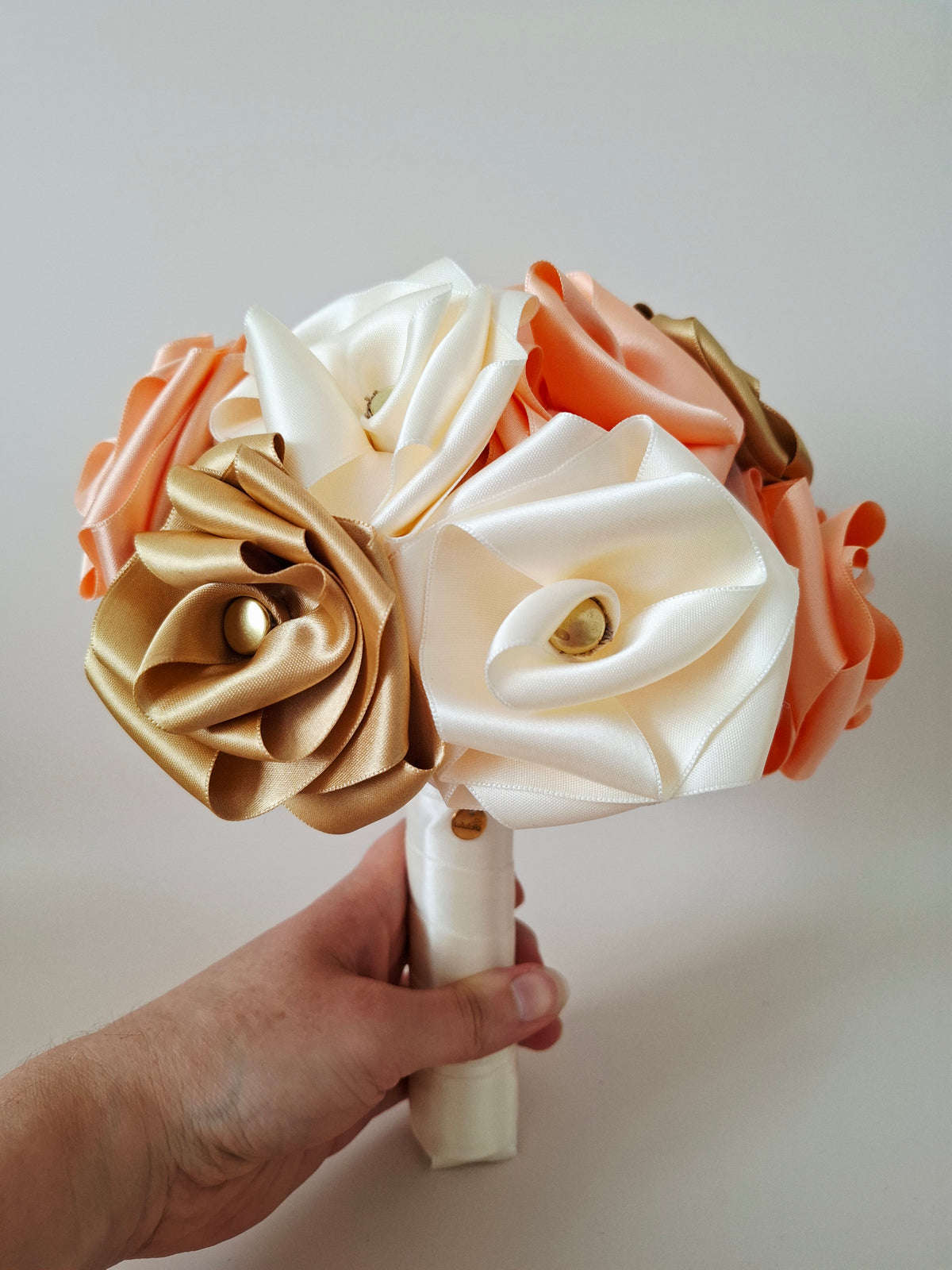 Bouquet_de_mariee_main rose_tissu_satin_mariage ivoire doré abricot