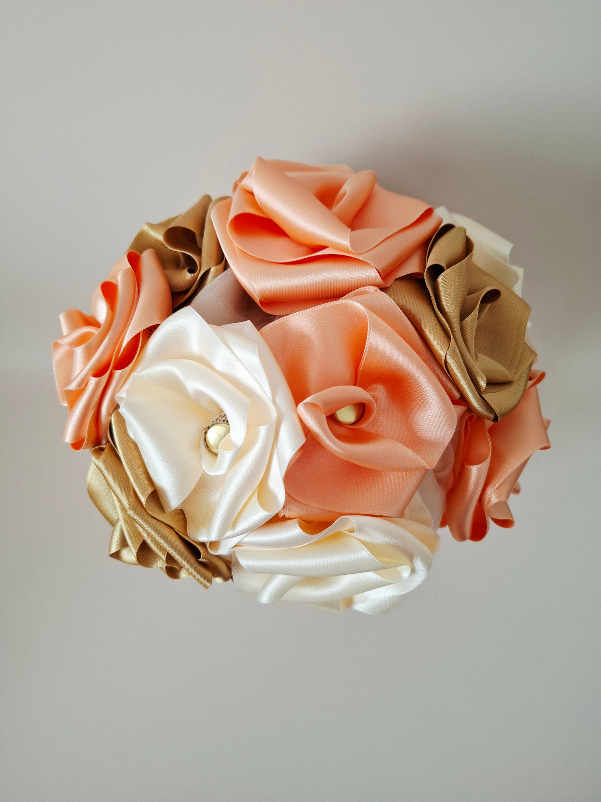 Bouquet_mariee_vue_dessus rose tissu satin rond ivoire abricot doré