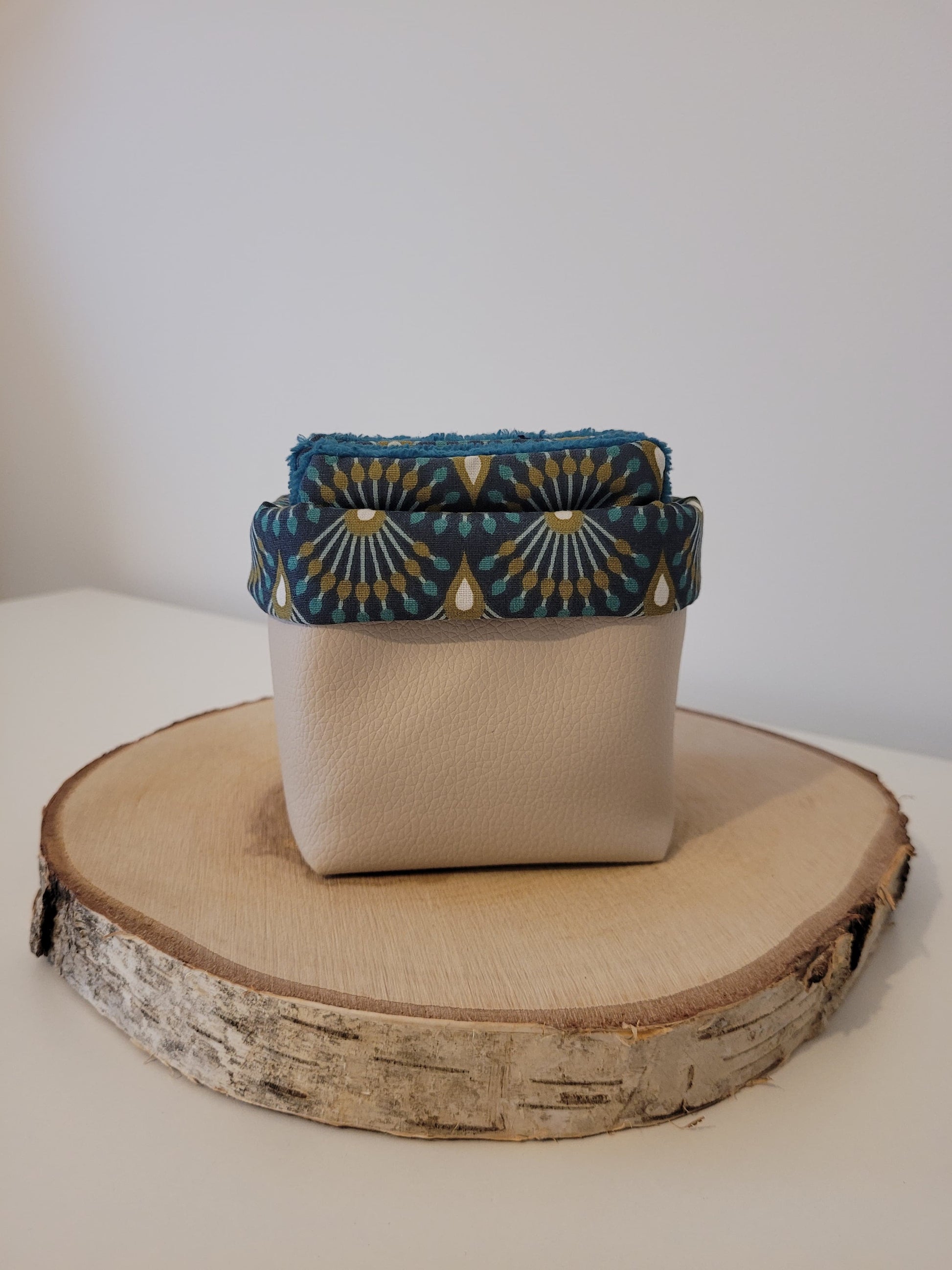 Lingettes démaquillantes réutilisables éponge bambou bleu canard éventail doré/ bleu canard et panier simili cuir beige 
