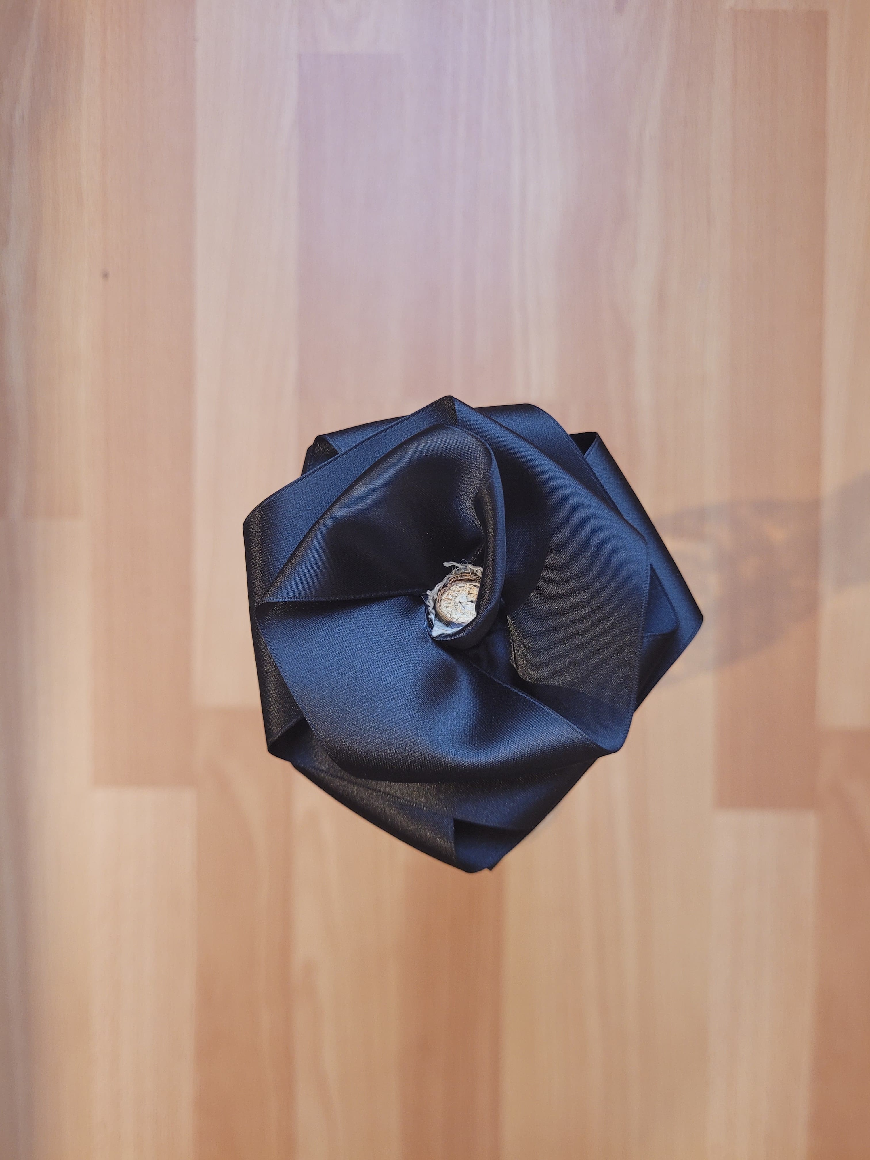 Fleurs tissu - rose satin noire - fleurs artificielle - fleurs roses éternelle