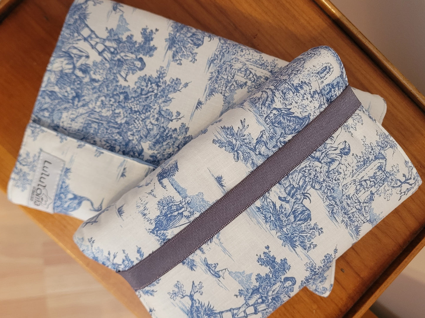 Couvre livre en tissu (livre broché) - Toile de Jouy bleue argent