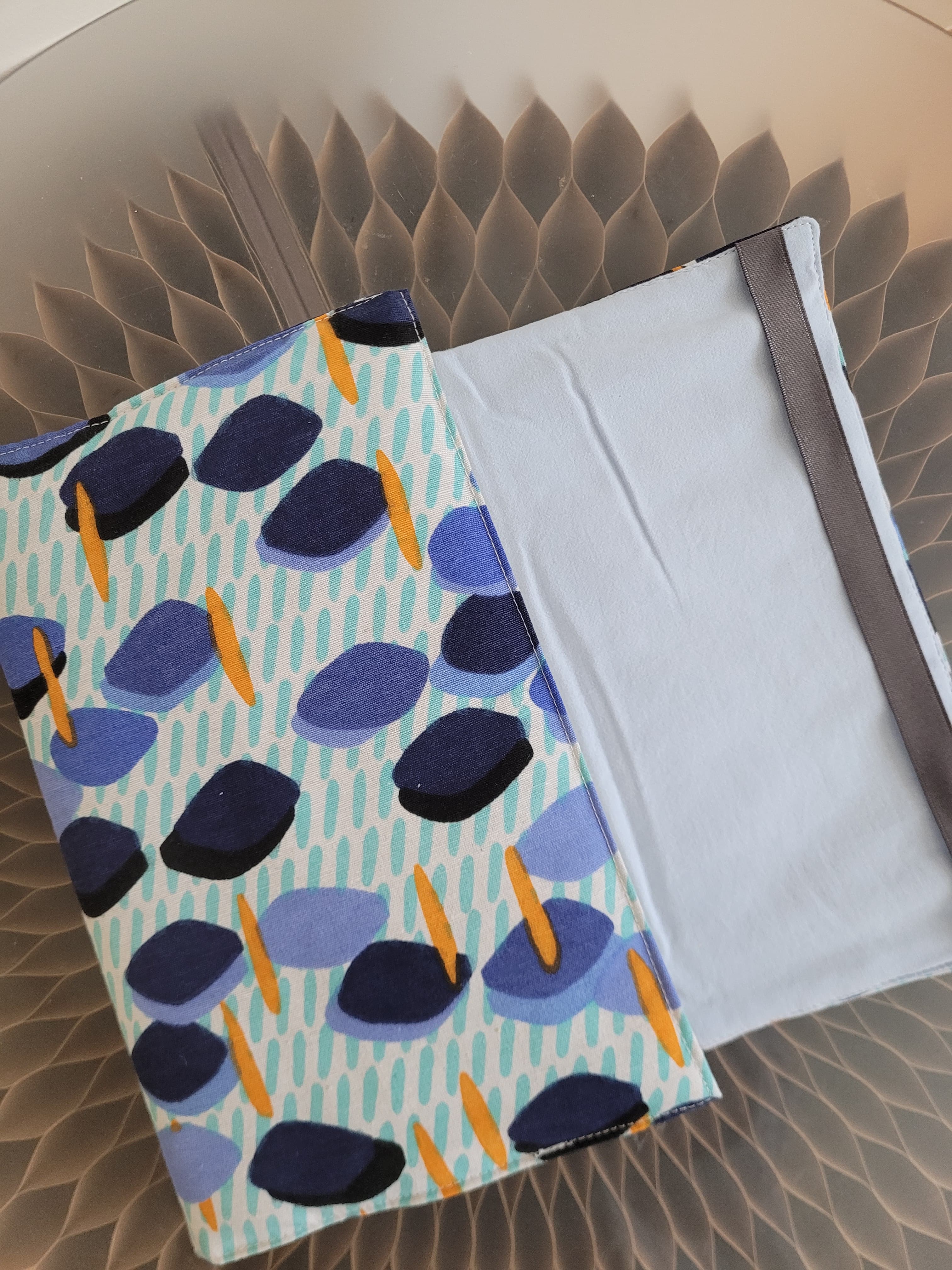 Couvre livre en tissu (livre broché) - Gélule clair - Lululoma Créations