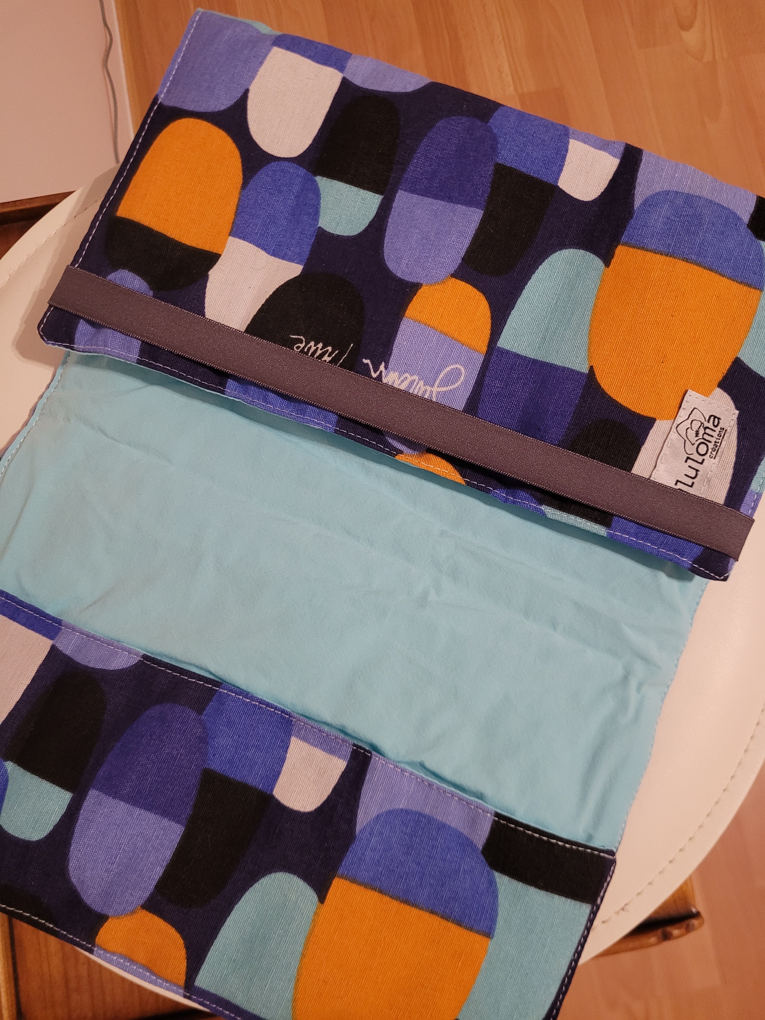 Couvre livre en tissu (livre broché) - Tissu bulles gélules foncé - Lululoma Créations