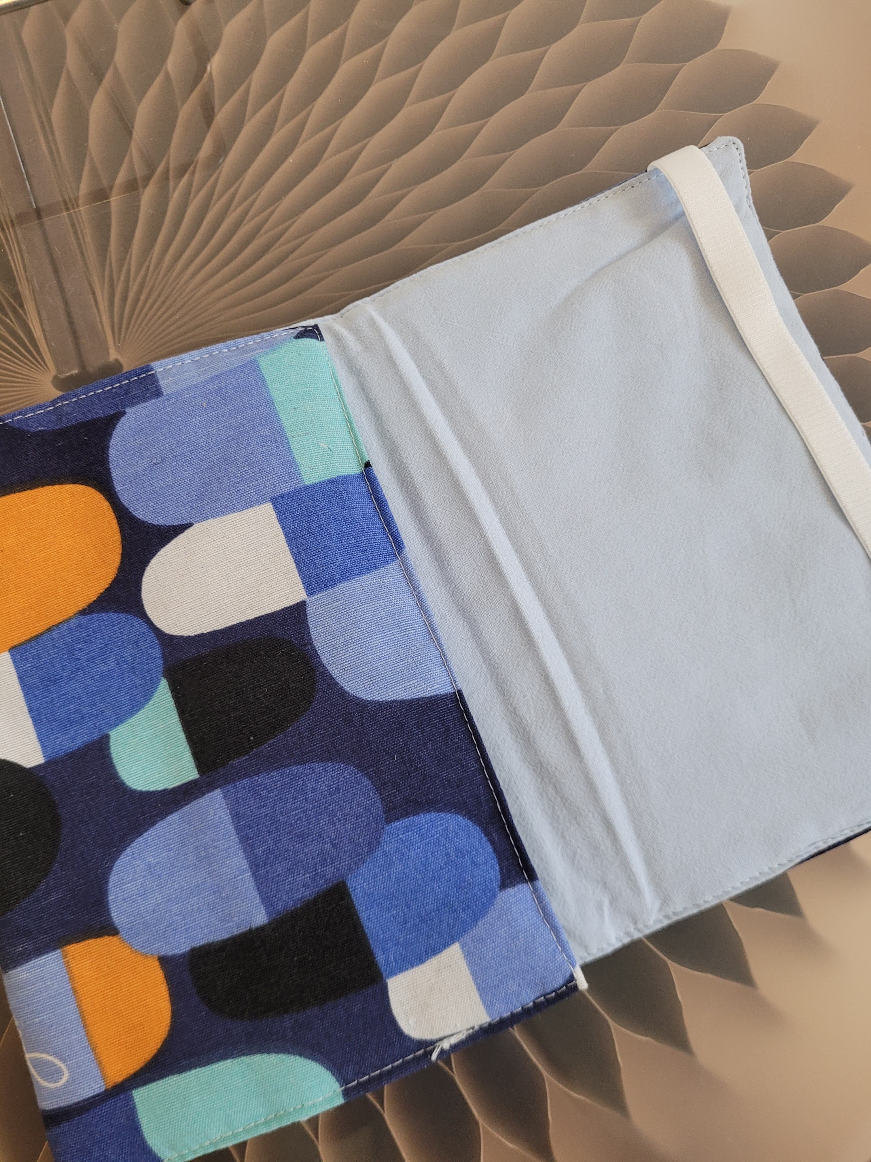 Couvre livre en tissu (Livre de poche) - Tissu bulles gélules foncé/bleu clair - Lululoma Créations
