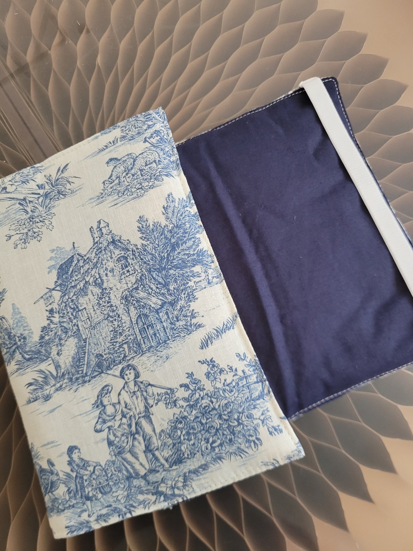 Couvre livre en tissu (Livre de poche) - Toile de Jouy bleu/bleu foncé