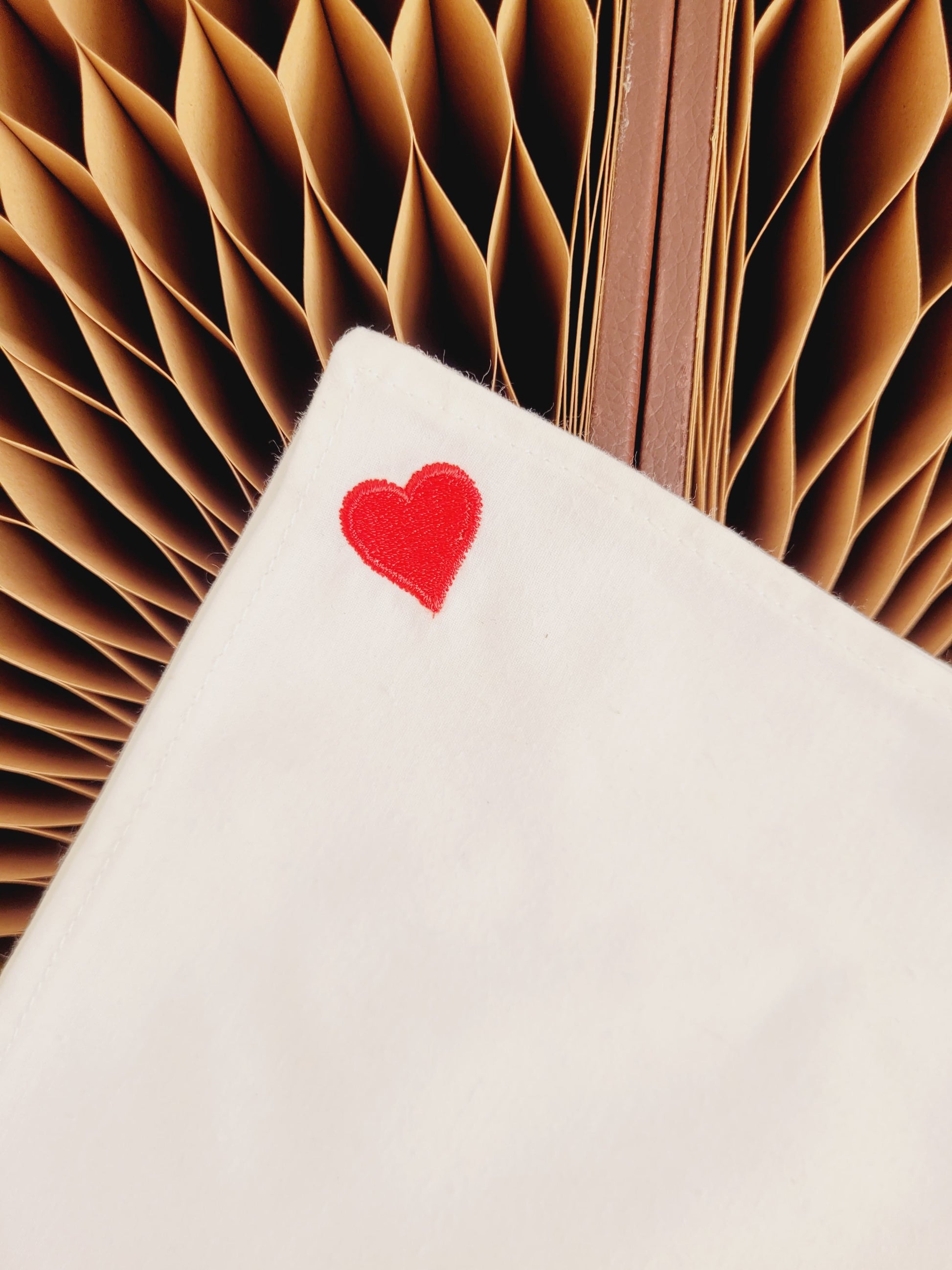 Mouchoir en tissu broderie coeur rouge avec bordure - Lululoma Créations