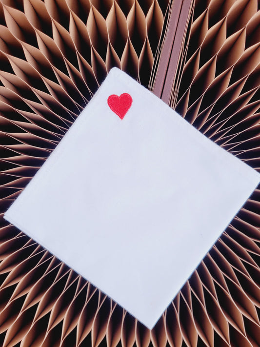 Mouchoir en tissu broderie coeur rouge avec bordure - Lululoma Créations